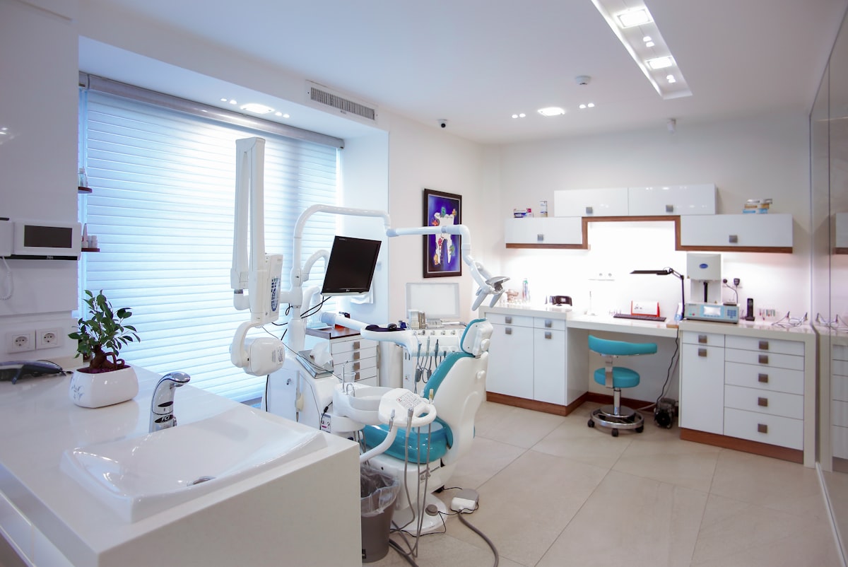 Cirurgiã-dentista no consultório