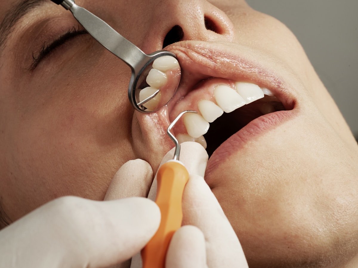 Cirurgiã-dentista em consultório